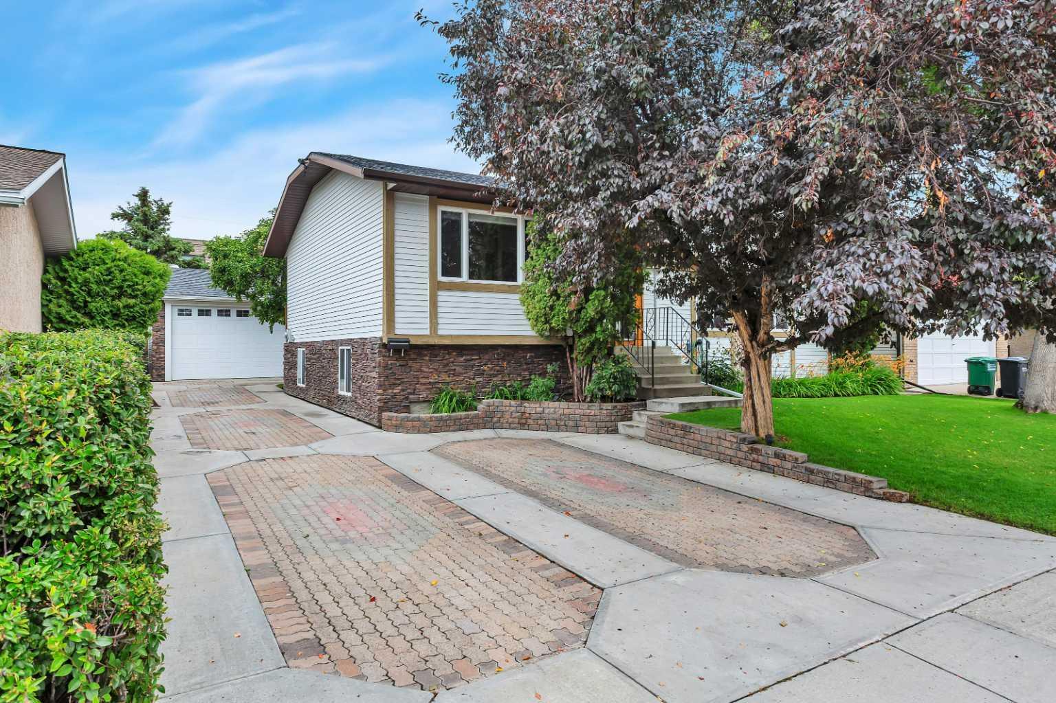 Property Photo: 38 Wiltshire Boulevard AB T4N 3H4