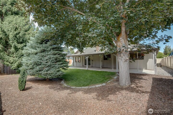 Property Photo:  808  12th Street NE  WA 98802 