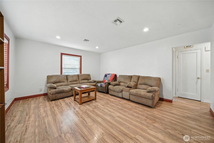 Property Photo:  1210  Tillamook Street  WA 99362 