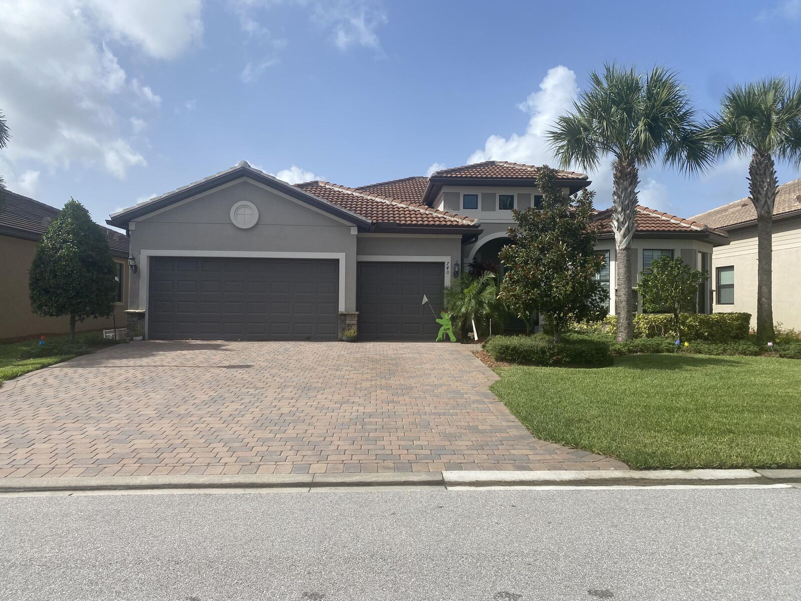 Property Photo: 740 SE Villandry Way FL 34984