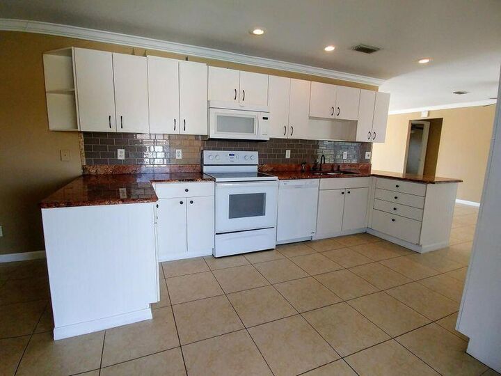 Property Photo: 925 SE Albatross Avenue FL 34983