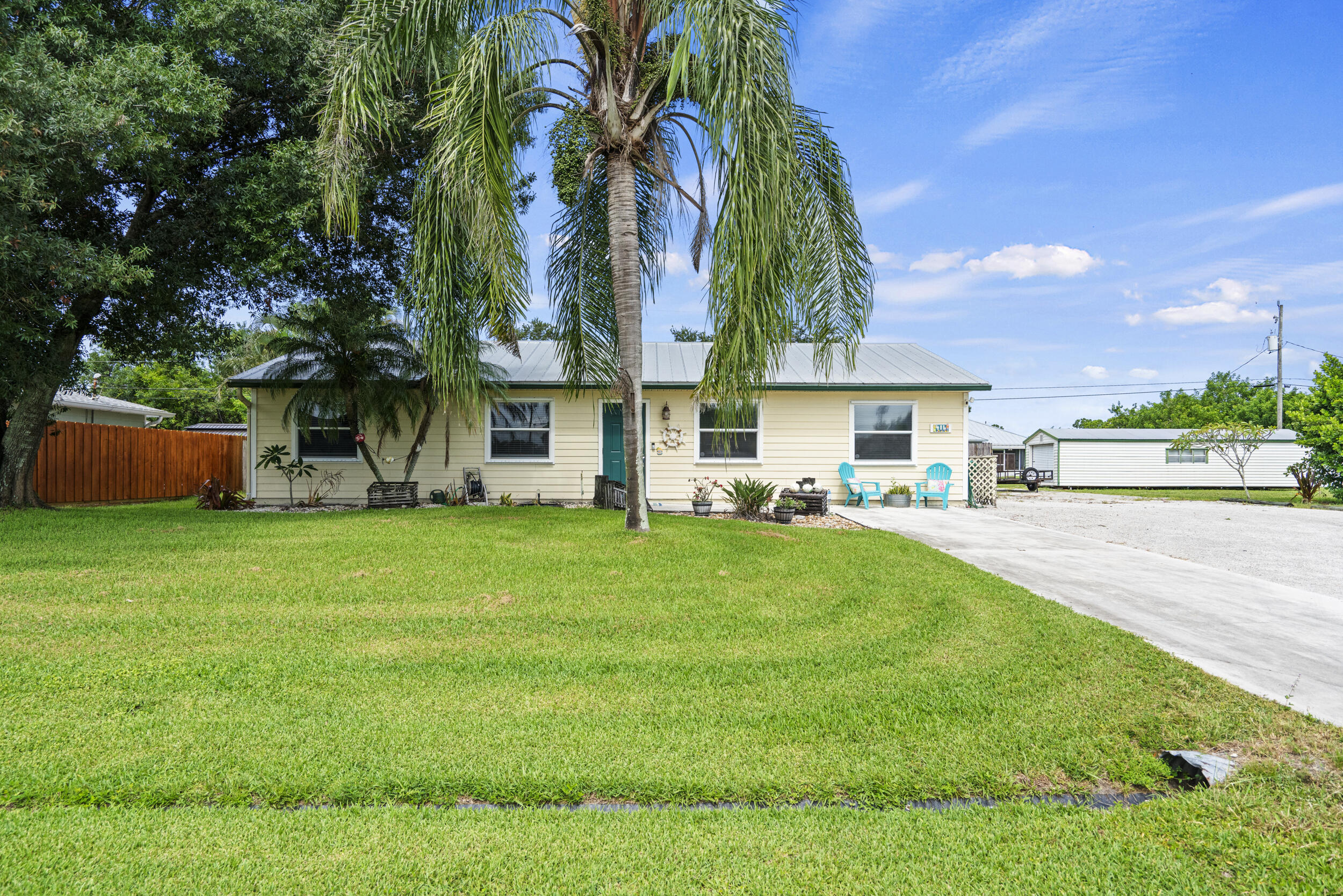 Property Photo: 416 SW Bradshaw Circle FL 34953