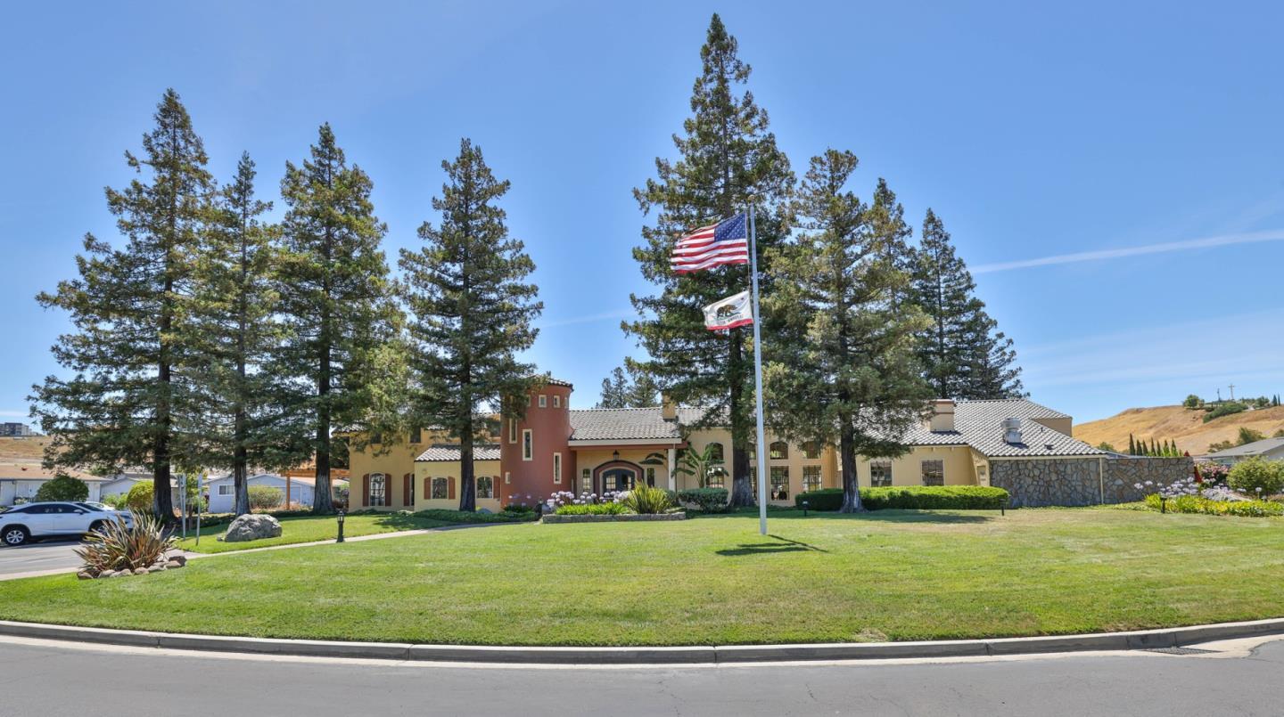 Property Photo: 412 Chateau La Salle Drive 412 CA 95111