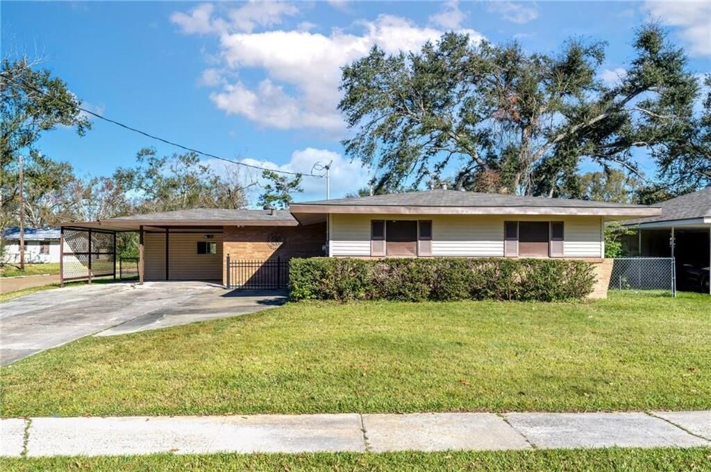 Property Photo: 1401 Meadow Drive LA 70607