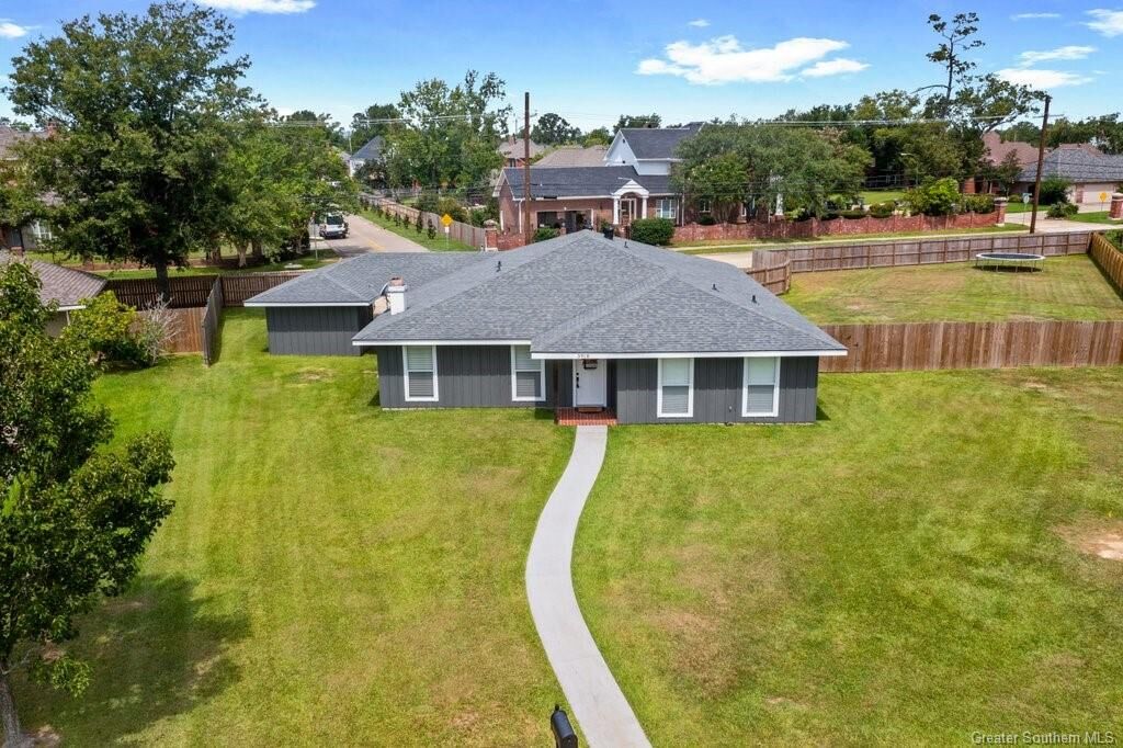 Property Photo: 3918 Bayouwood Court LA 70605