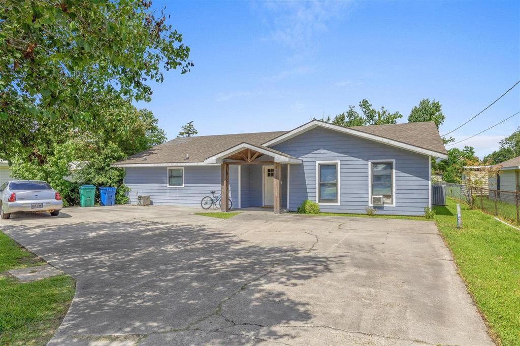 Property Photo: 206 Vine St Street LA 70663