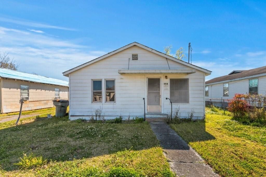 Property Photo:  2627 Tupelo Street  LA 70601 
