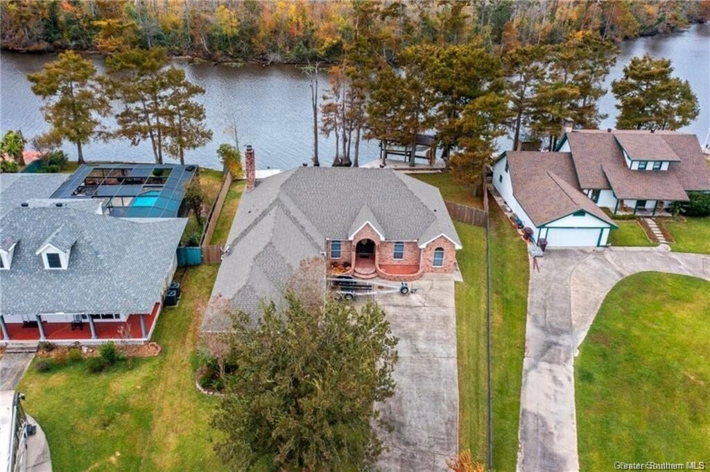 Property Photo: 112 Villa Drive LA 70669