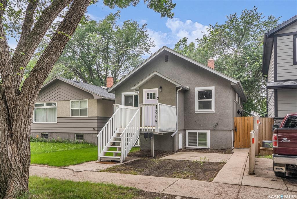 Property Photo: 1305 D Avenue N SK S7L 1P2