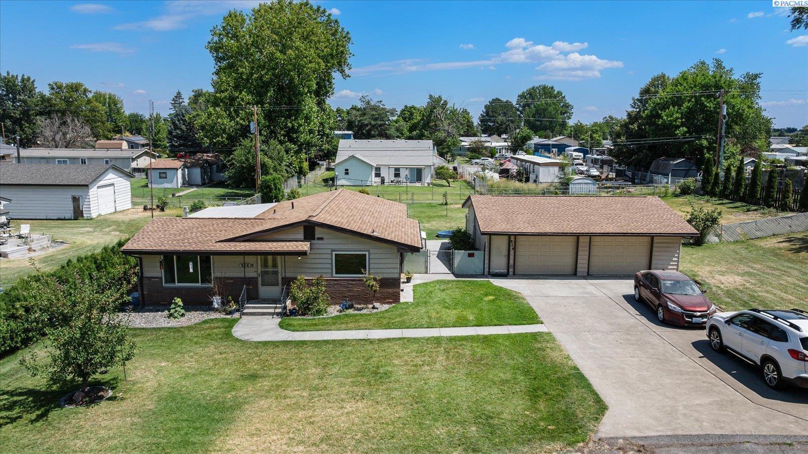 Property Photo: 914 N 61st Ave WA 99353