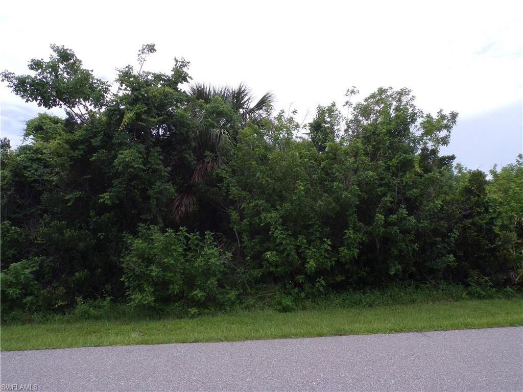 Property Photo: 15417 Lakeland Cir FL 33981