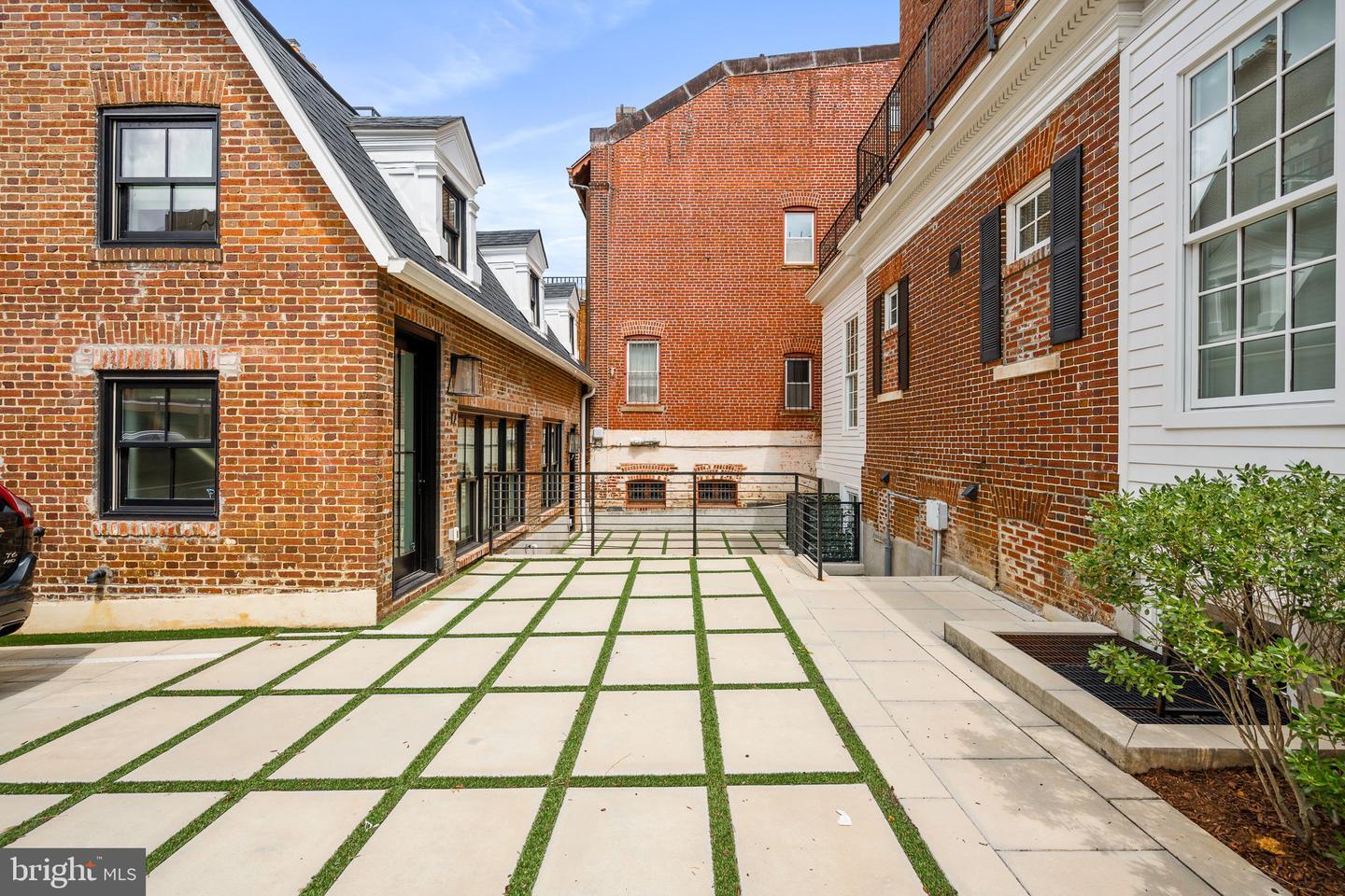 Property Photo: 2007 Wyoming Avenue NW 17 DC 20009