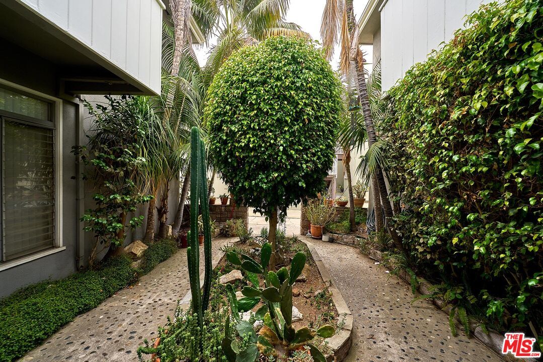 Property Photo:  742 S Plymouth Blvd  CA 90005 