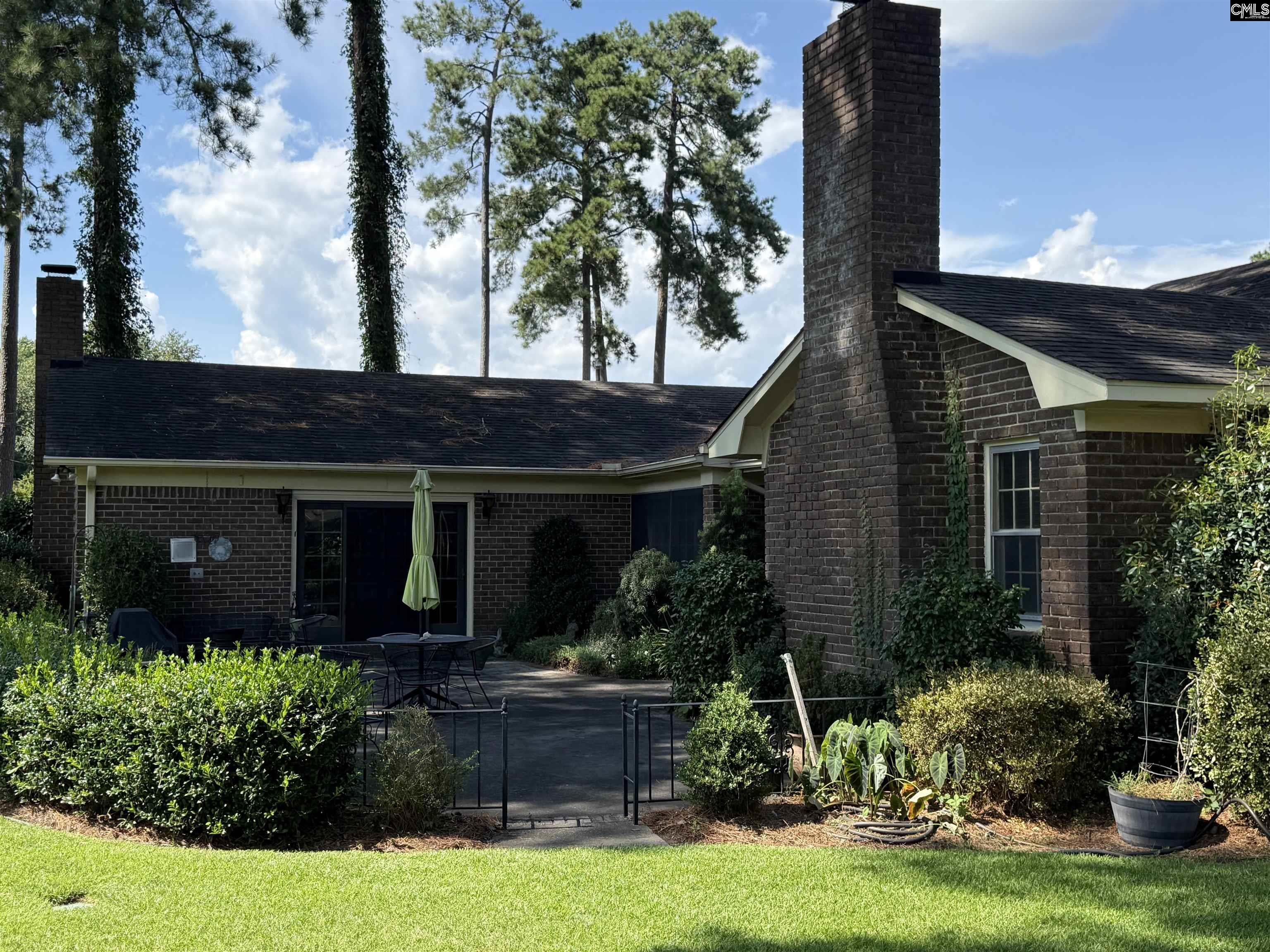 Property Photo: 1112 Pinecroft SC 29170-0000