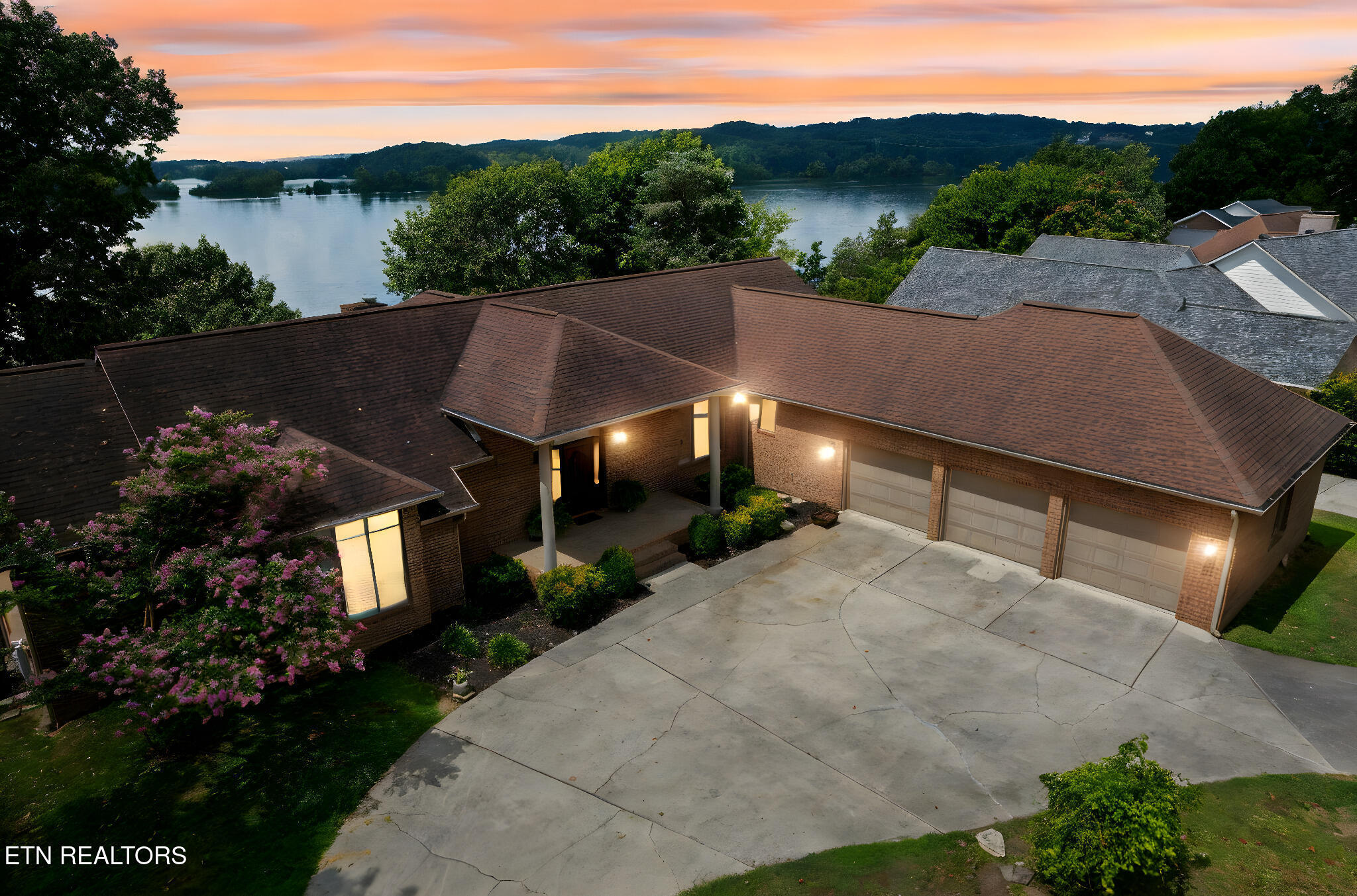 Property Photo: 201 High Pointe Village Way TN 37763