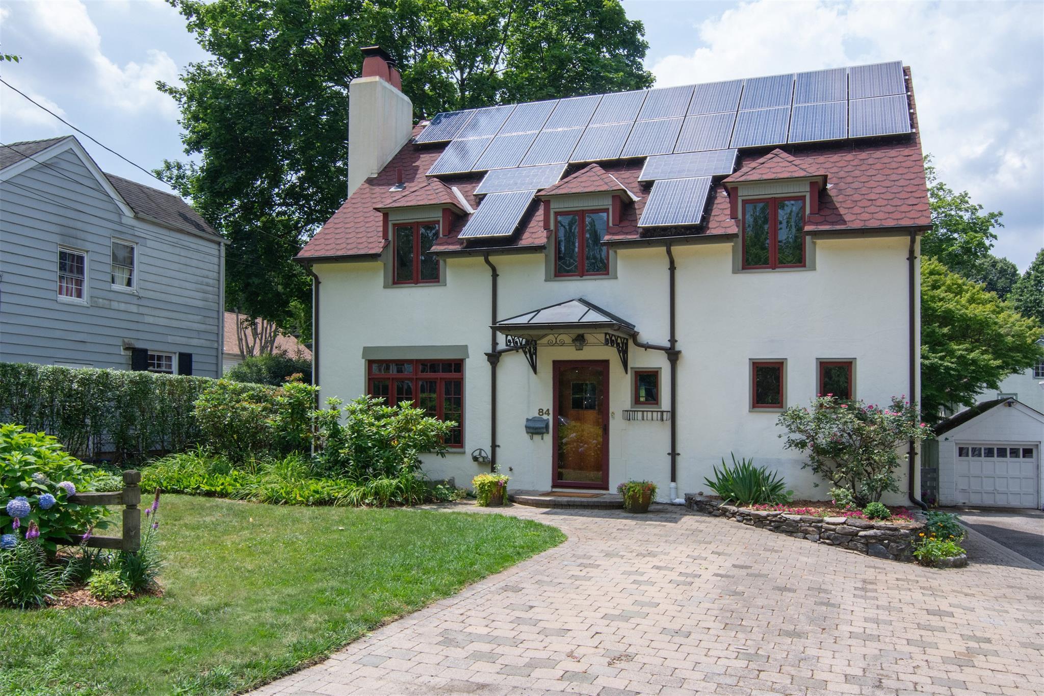 Property Photo:  84 Bellewood Avenue  NY 10522 