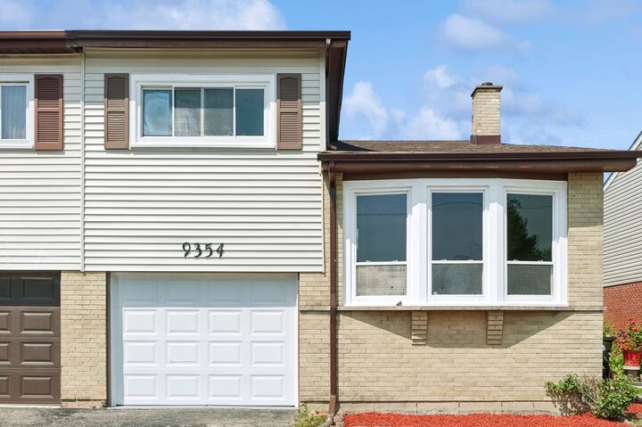 Property Photo: 9354 Twin Oaks Lane IL 60016