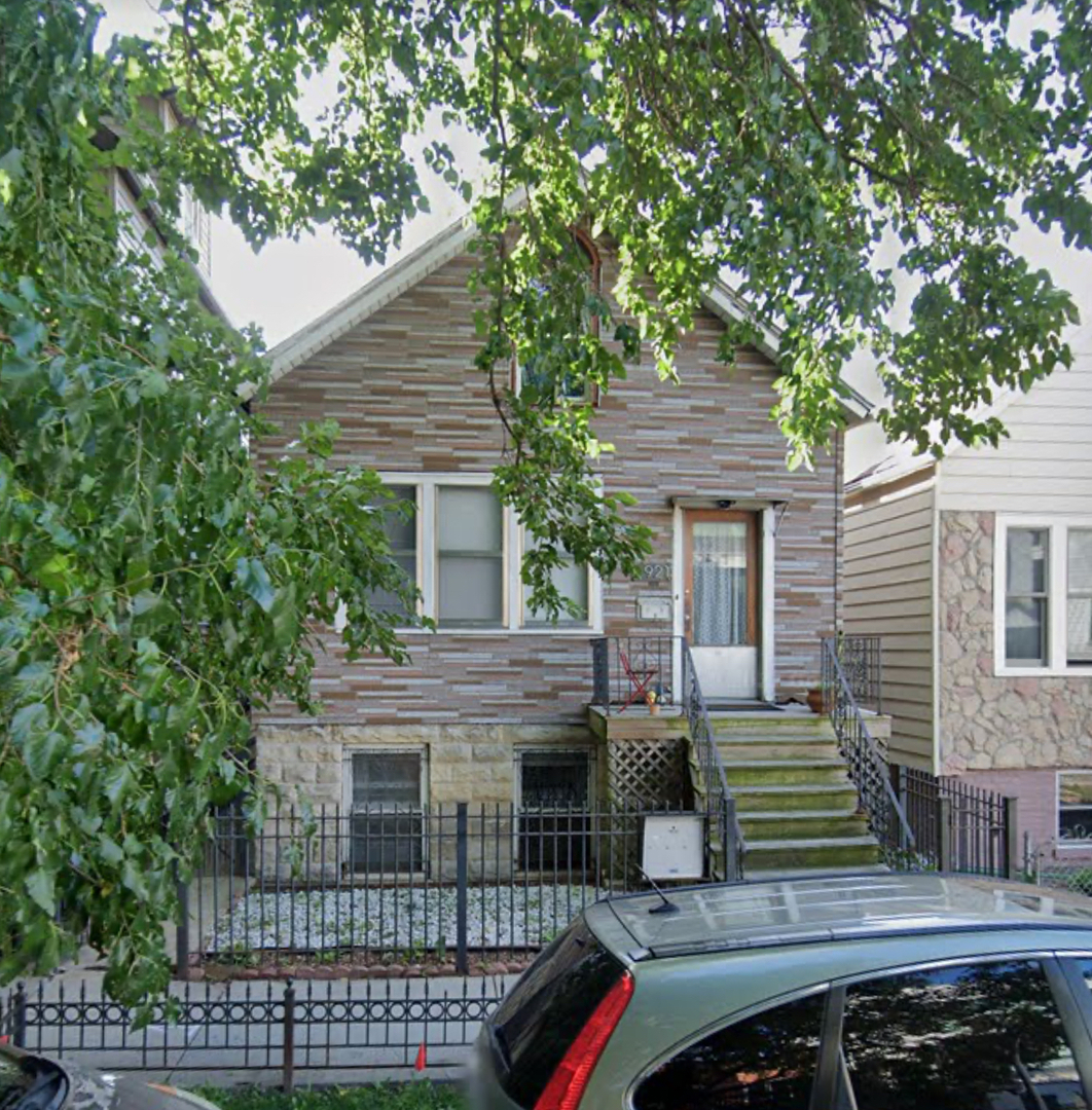 Property Photo: 2921 W Lyndale Street IL 60647