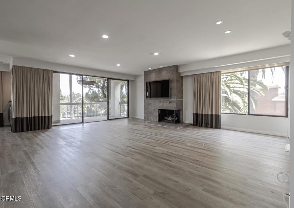 Property Photo:  4460 Wilshire Boulevard 406  CA 90010 