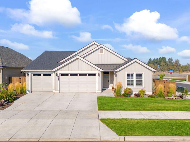 Property Photo:  3827 NE Oakside Loop  OR 97701 