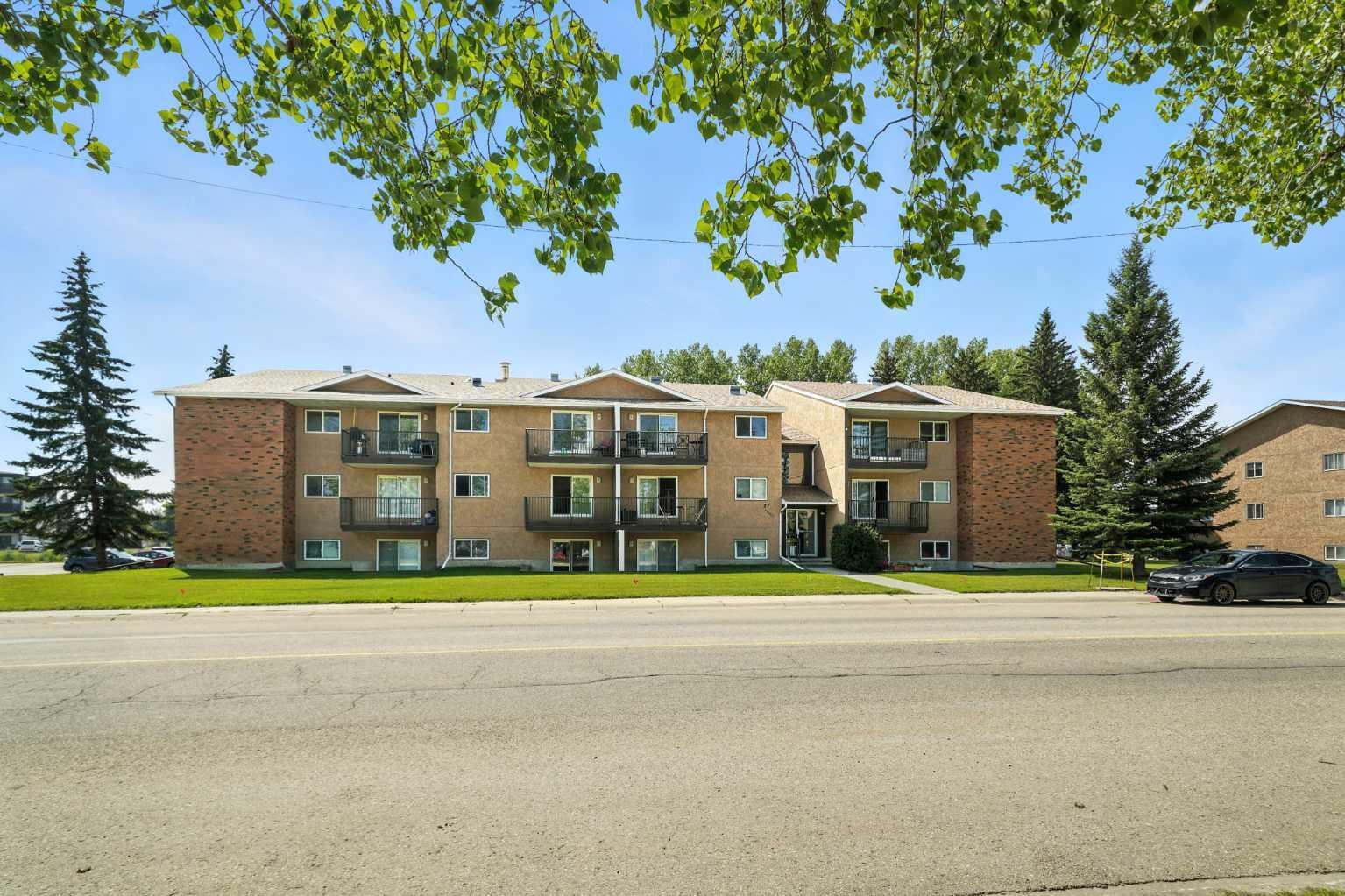 Property Photo: 27 Bennett Street 105 AB T4R 1V3