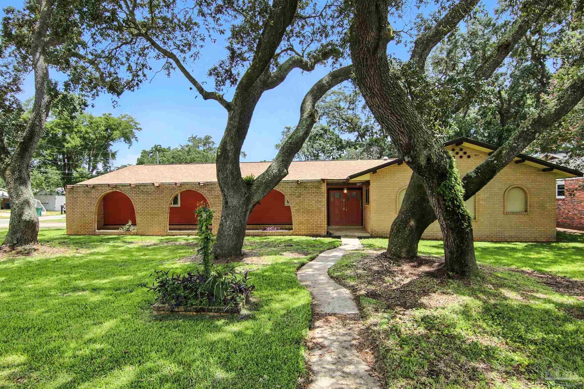 Property Photo: 207 Nandina Rd FL 32561