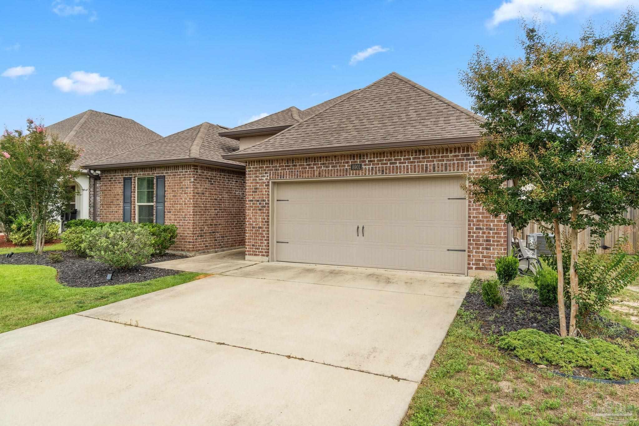 Property Photo: 8901 Bellawood Cir FL 32514