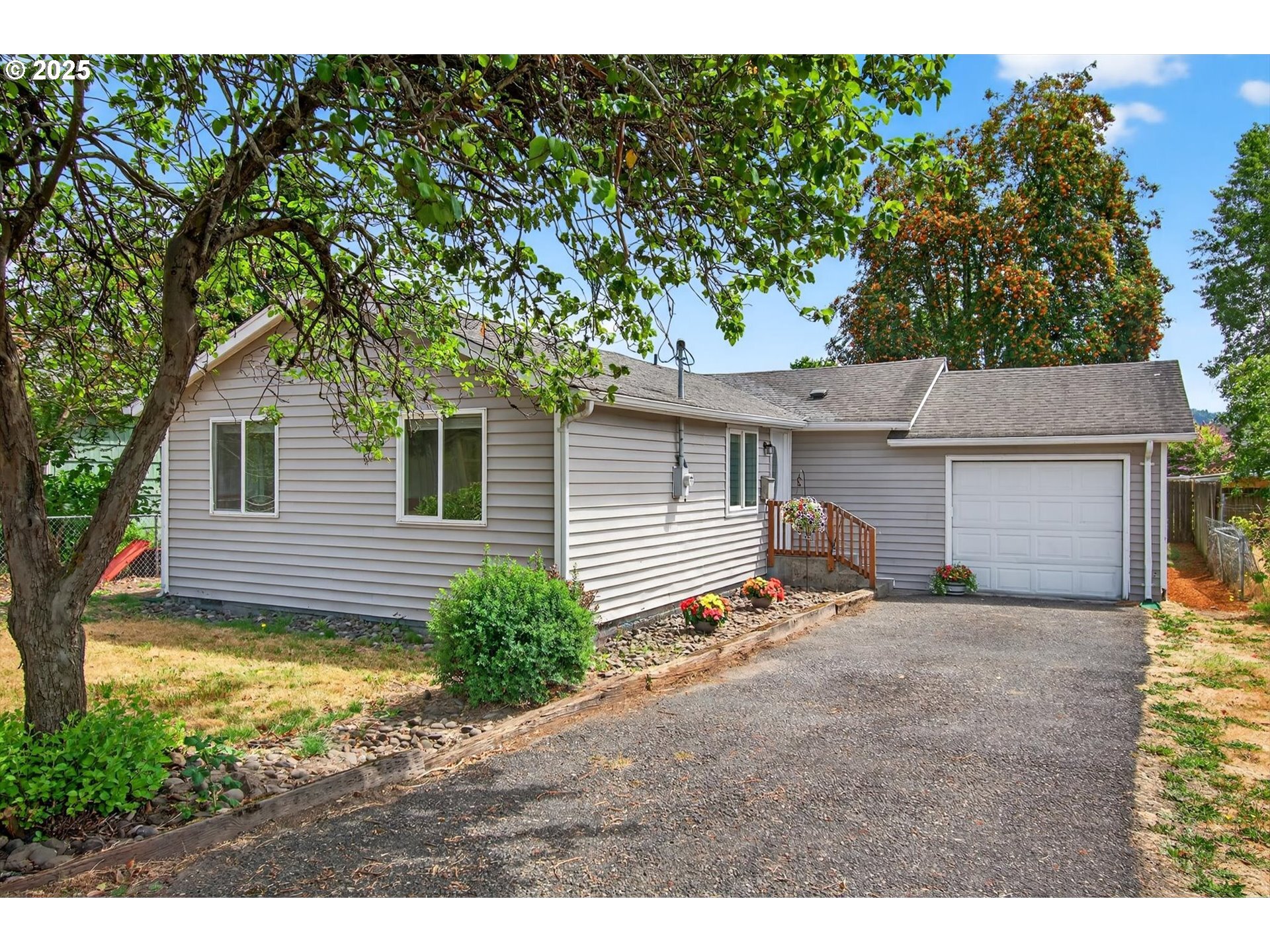 Property Photo:  1302 Pacific Ave  WA 98626 