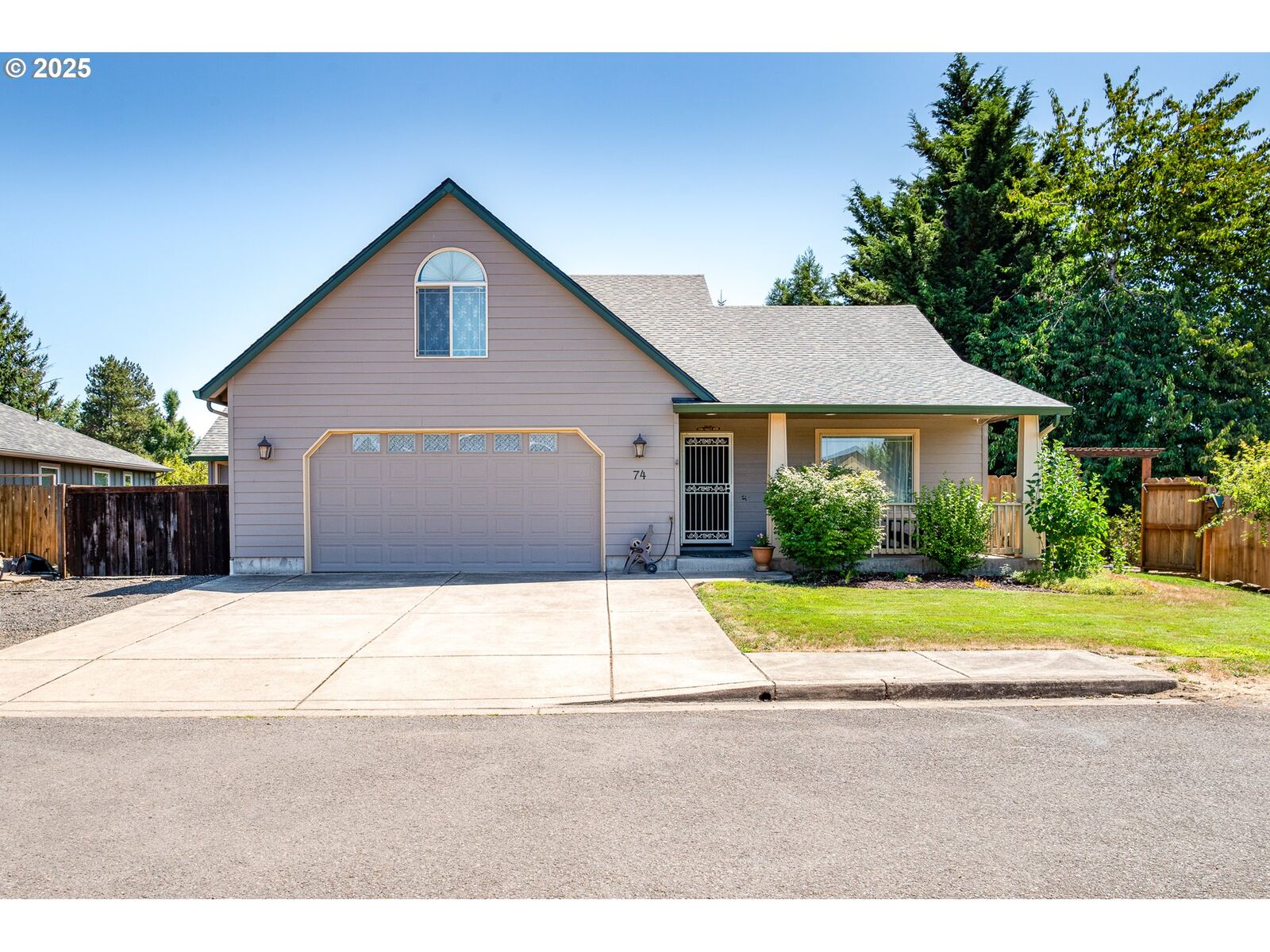 Property Photo: 74 Sunday Dr OR 97426