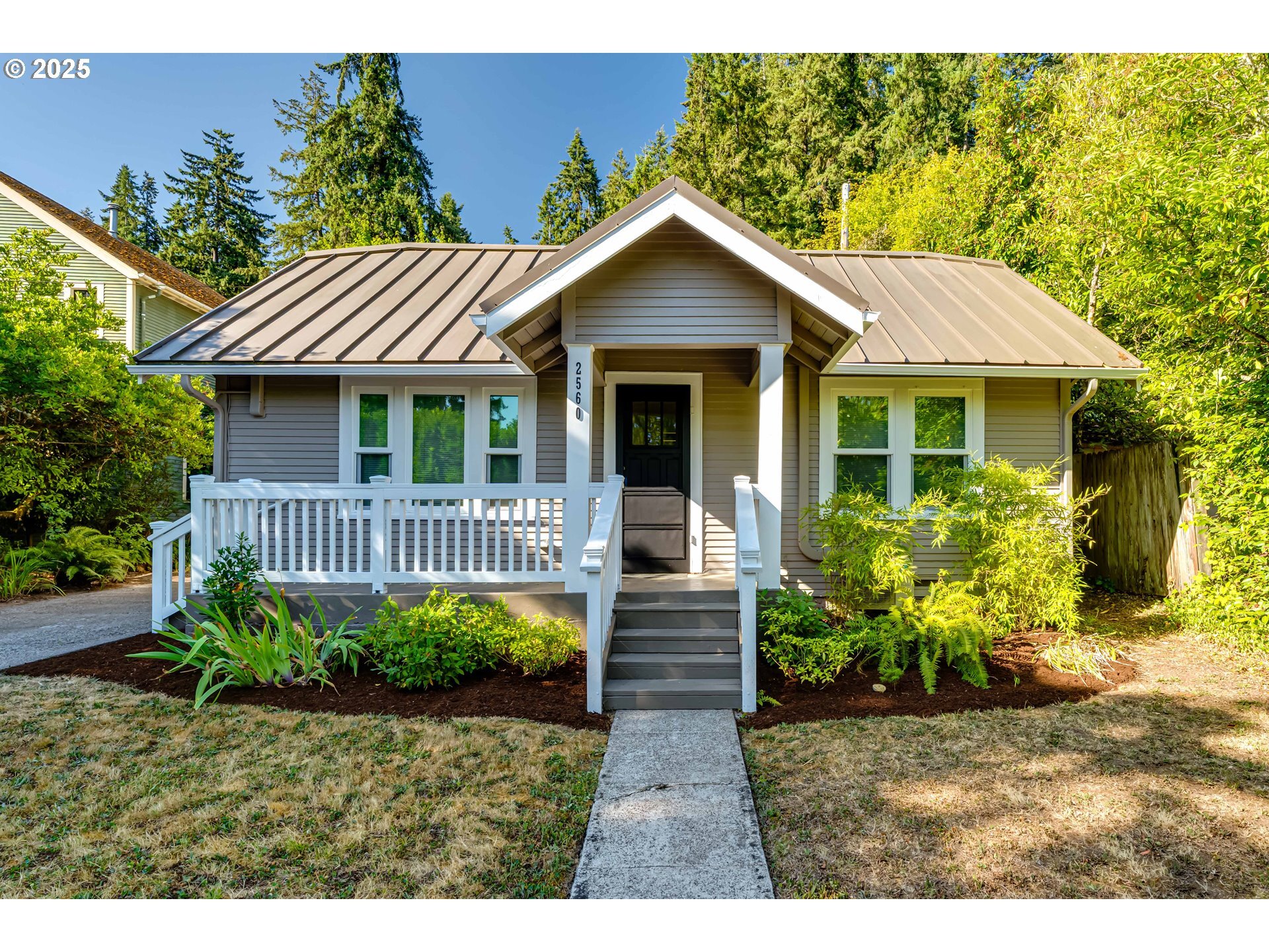 Property Photo: 2560 Onyx St OR 97403