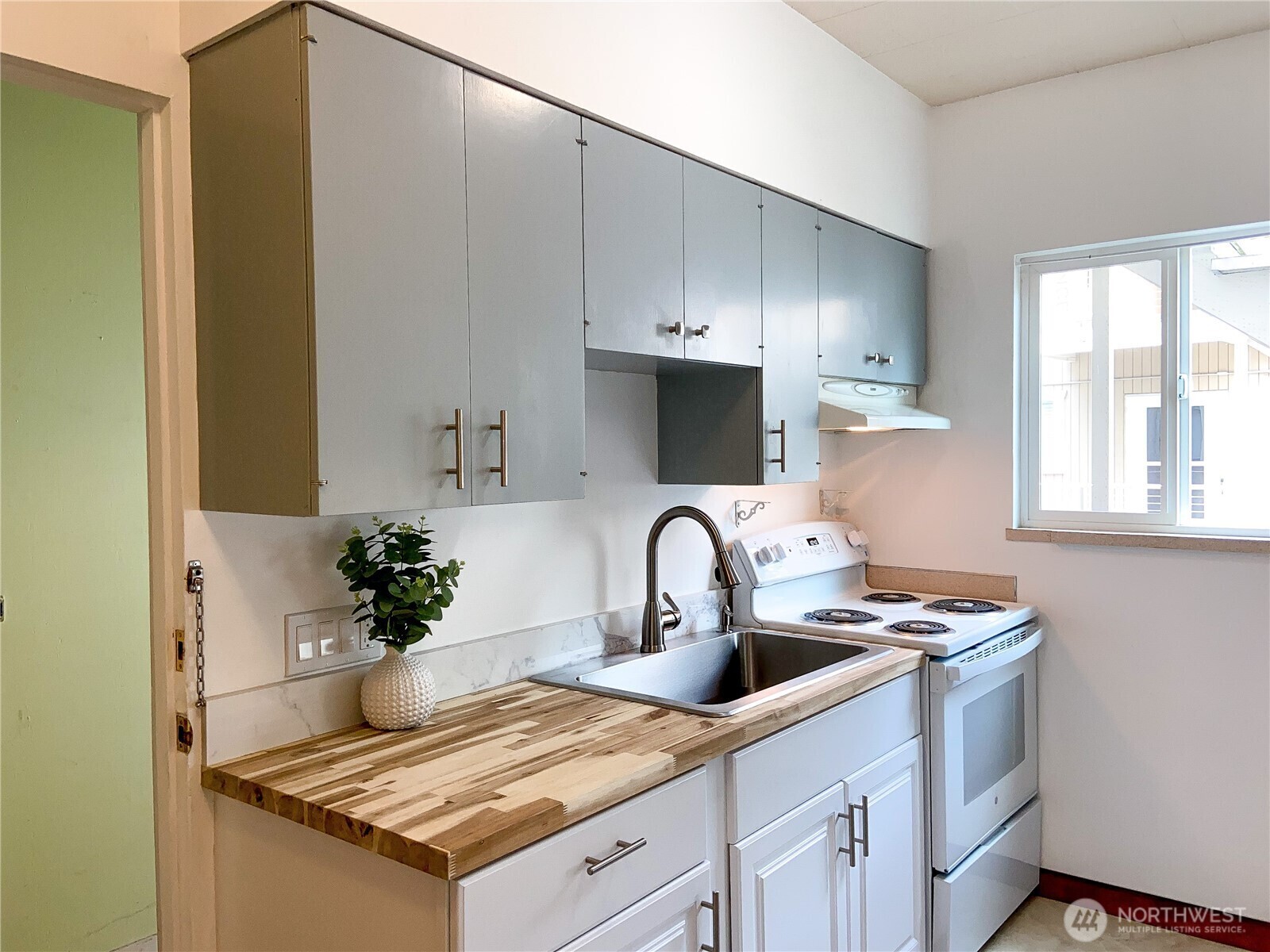 Property Photo: 465 Winslow Way E 210 WA 98110