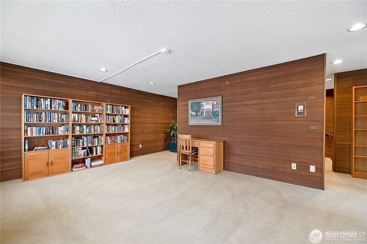 Property Photo:  1070  5th Avenue S 406  WA 98020 