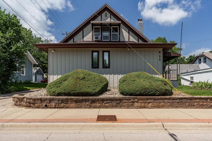 Property Photo:  611 Auburn Street  IL 61103 