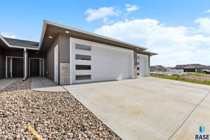 Property Photo: 212 E Ivy Rd SD 57064