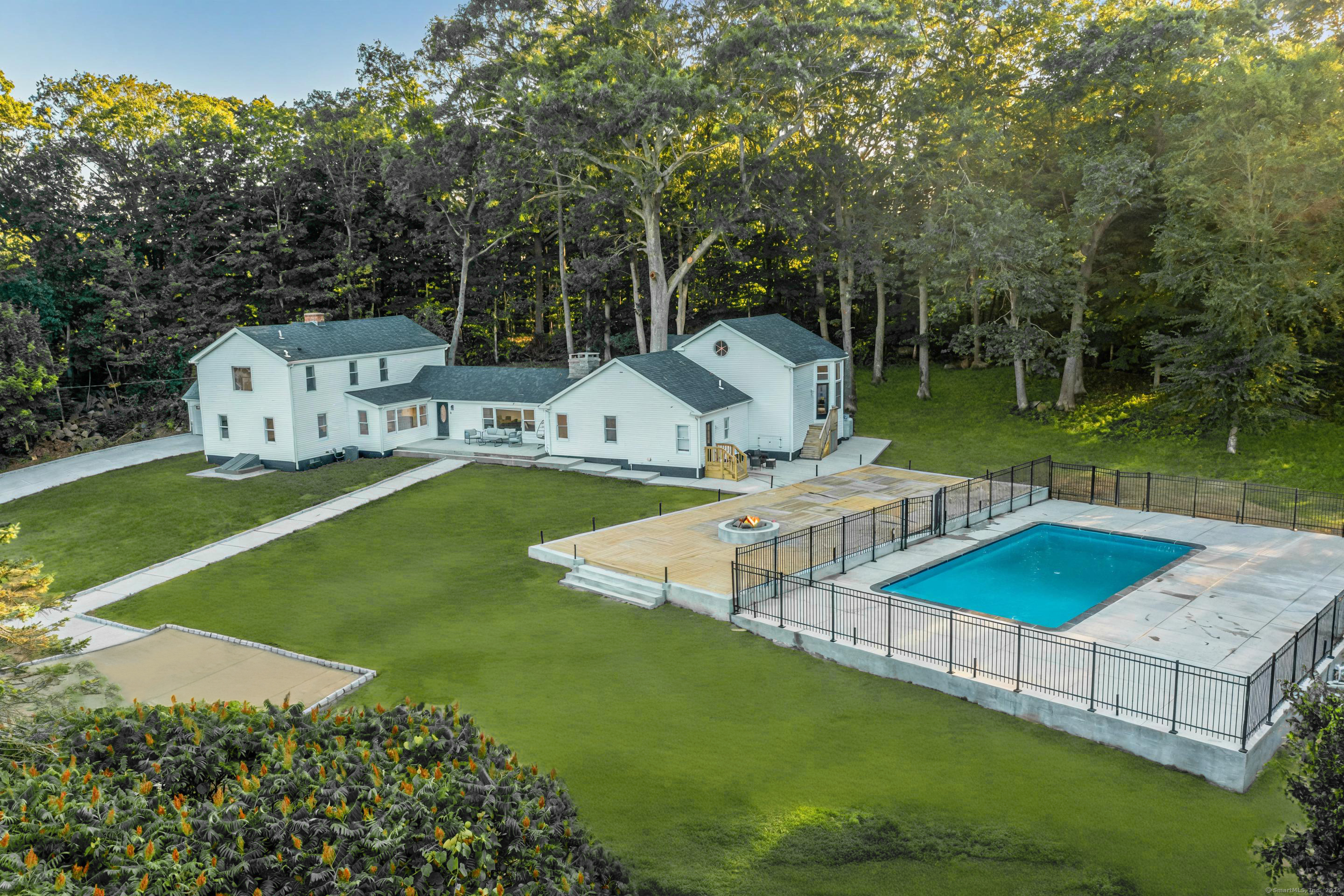Property Photo:  16 Yankee Peddler Path  CT 06443 