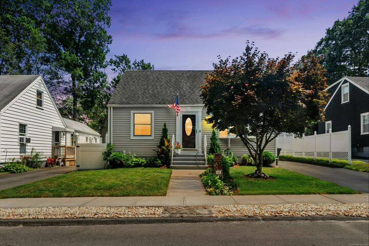 Property Photo:  18 Eastern Parkway  CT 06460 