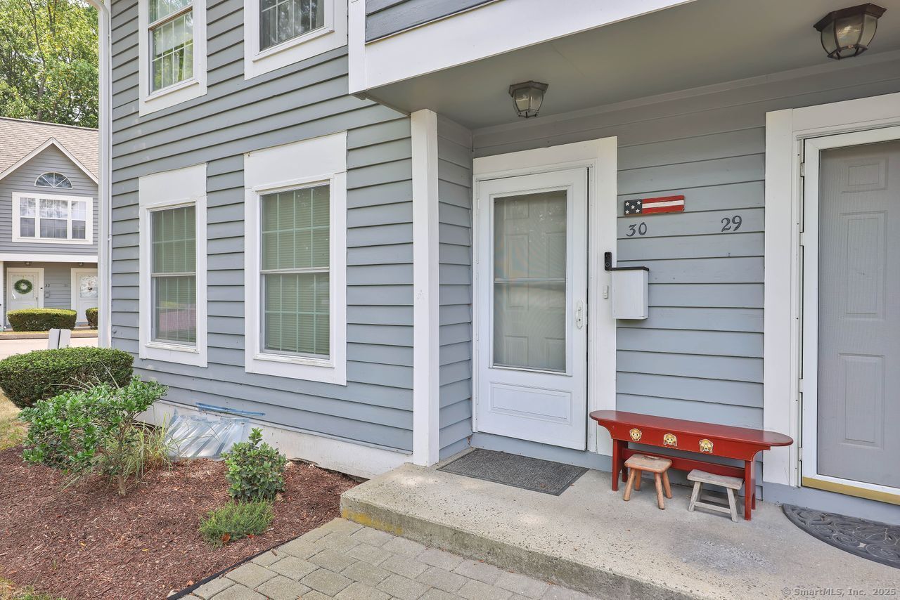 Property Photo:  30 Hawley Glen  CT 06614 