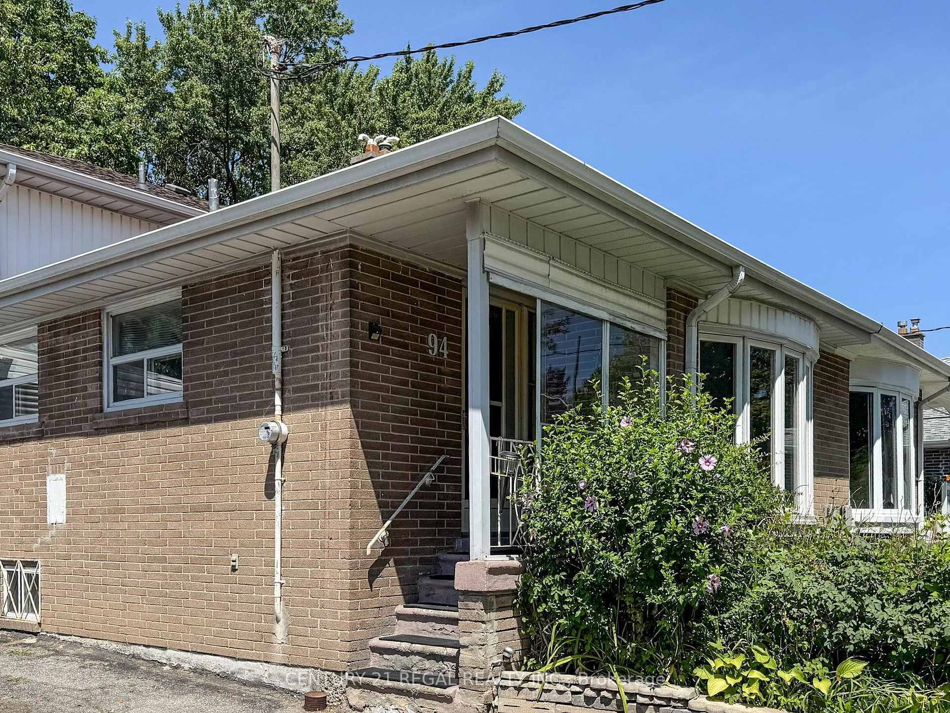 Photo de la propriété: 94 Billington Crescent ON M3A 2G6