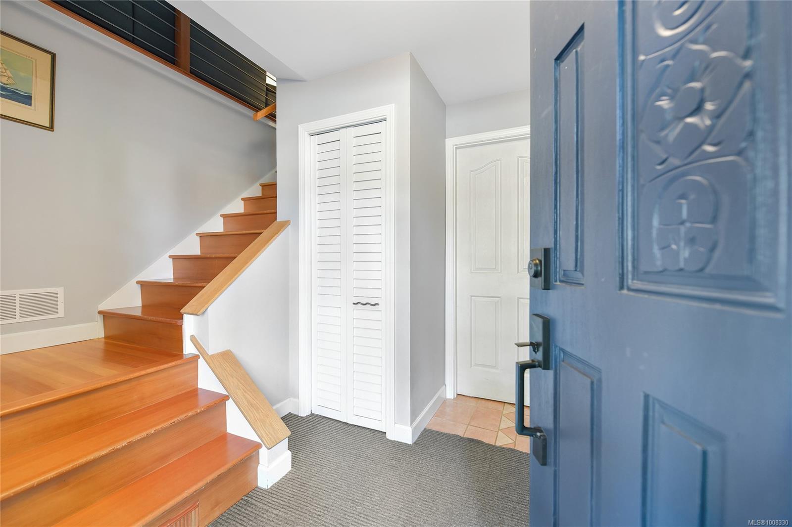 Photo de la propriété:  2024 Ardwell Ave  BC V8L 2L4 
