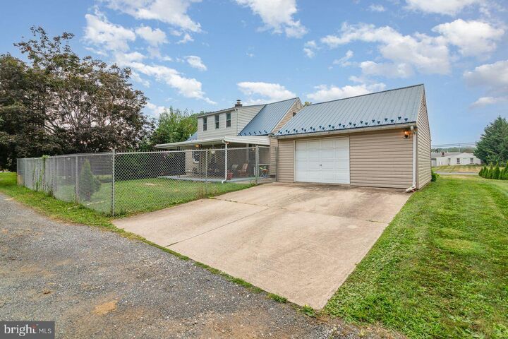 Property Photo: 914 E Cherry Street PA 17078