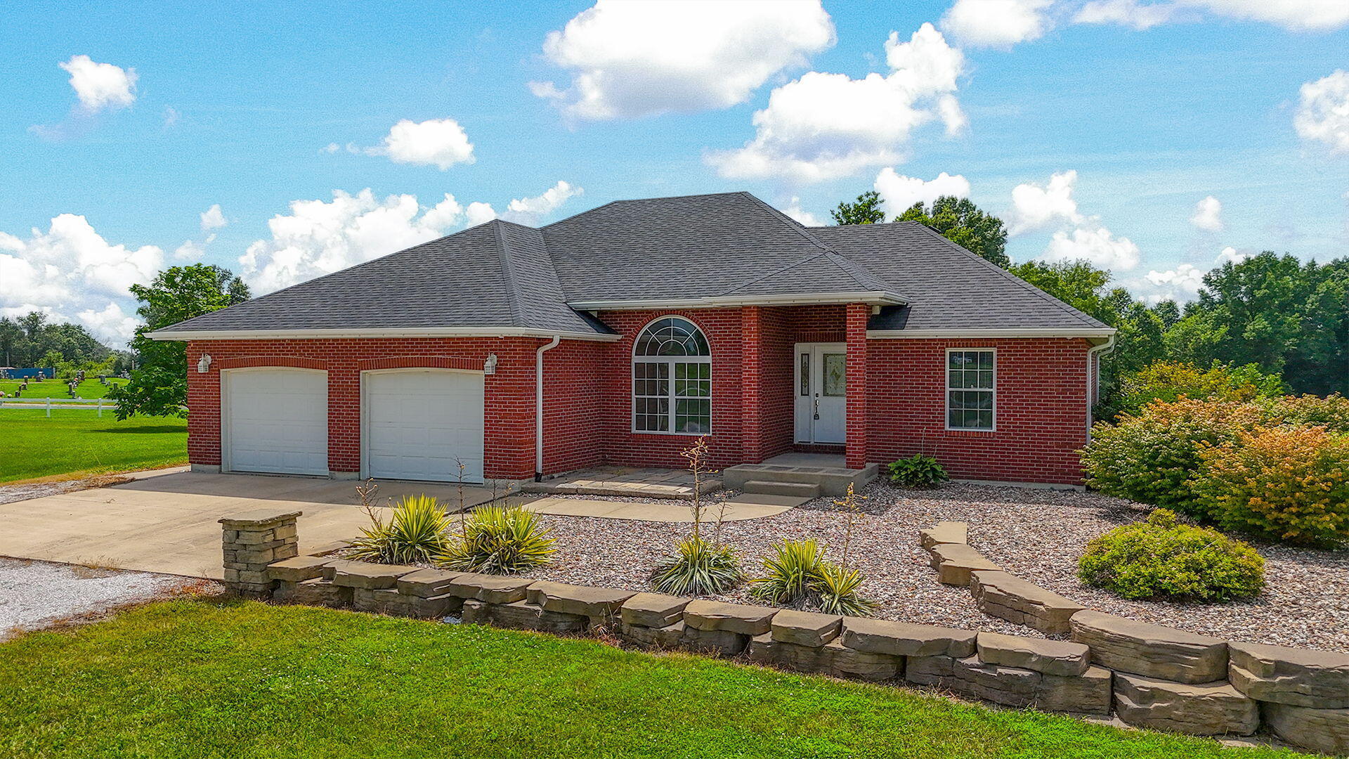 Property Photo:  1040 Private Road 2982  MO 65243 