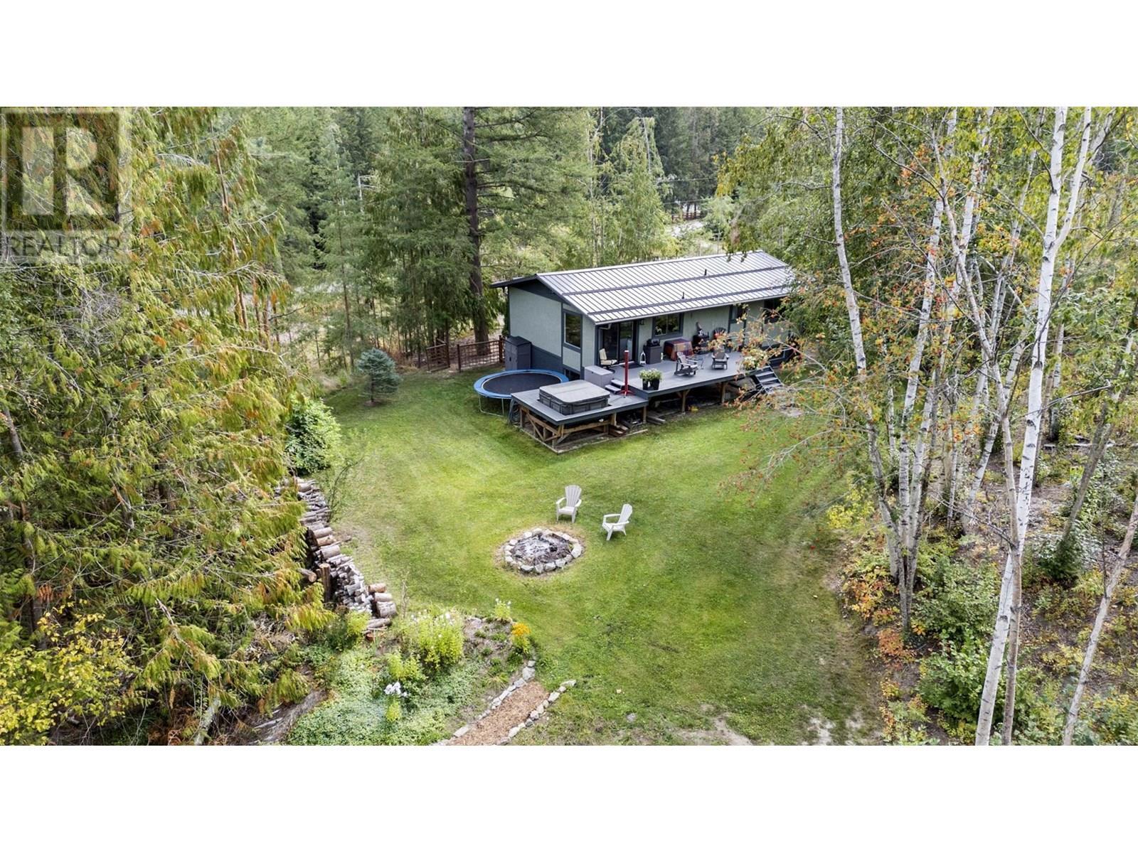 Photo de la propriété:  4451 42 Street Northwest  BC V1E 3A7 