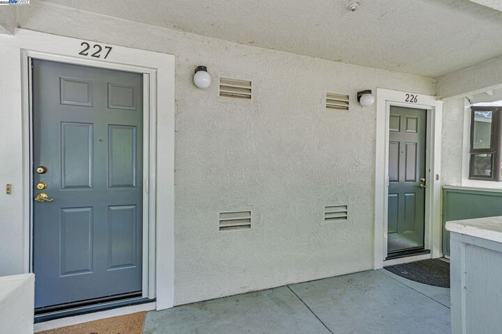 Property Photo:  2584 Oak Rd 227  CA 94597 