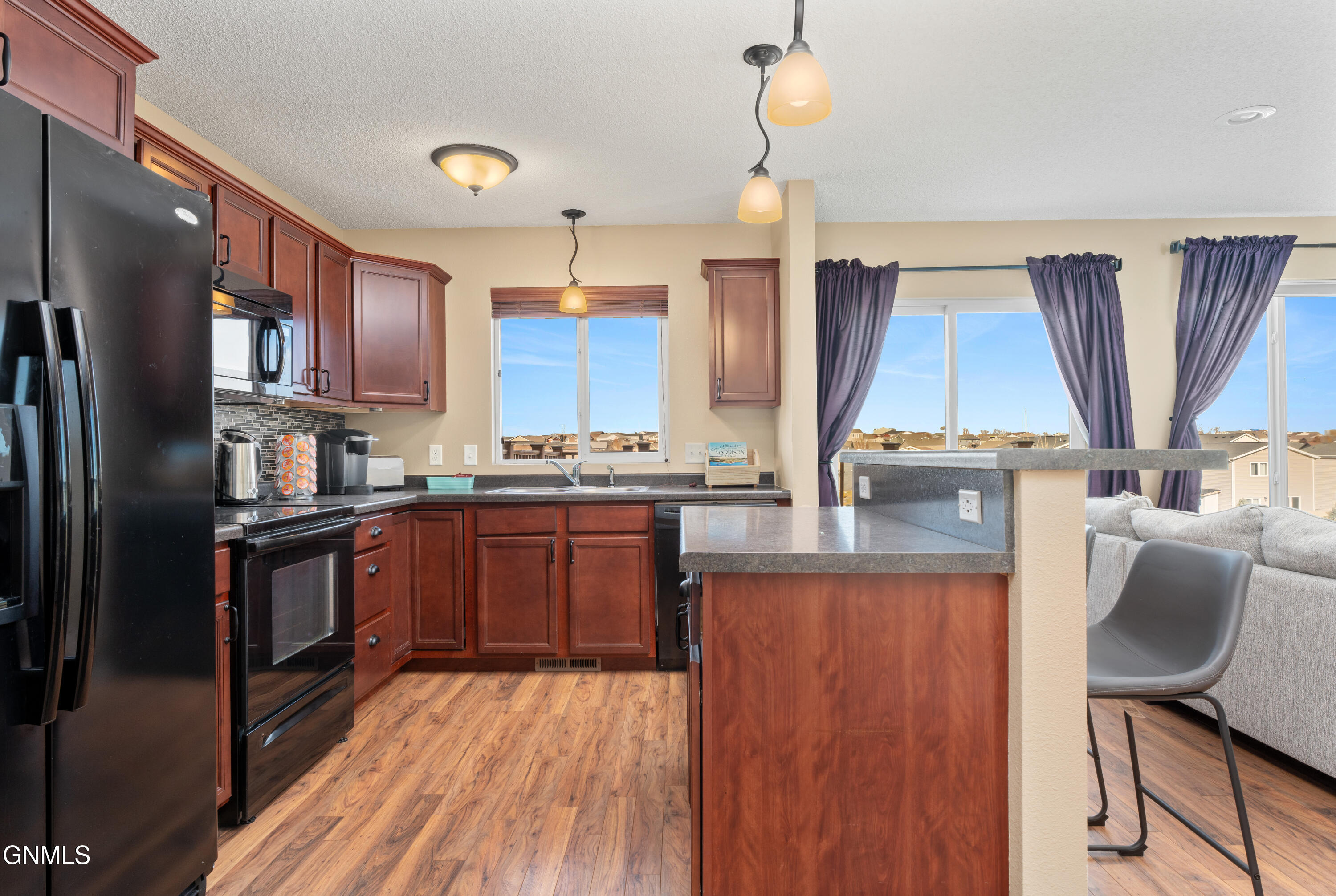 Property Photo: 1008 E Lasalle Drive ND 58503