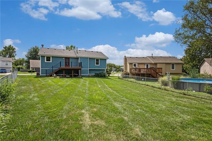 Property Photo:  812 Applewood Lane  MO 64012