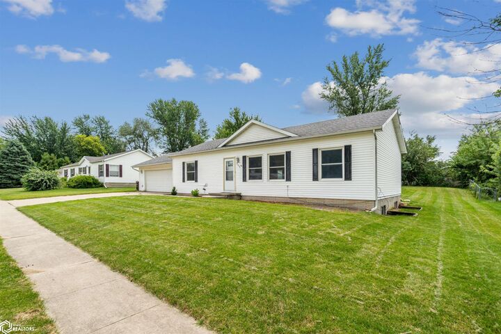 Property Photo: 906 Prairie Lane IA 50158