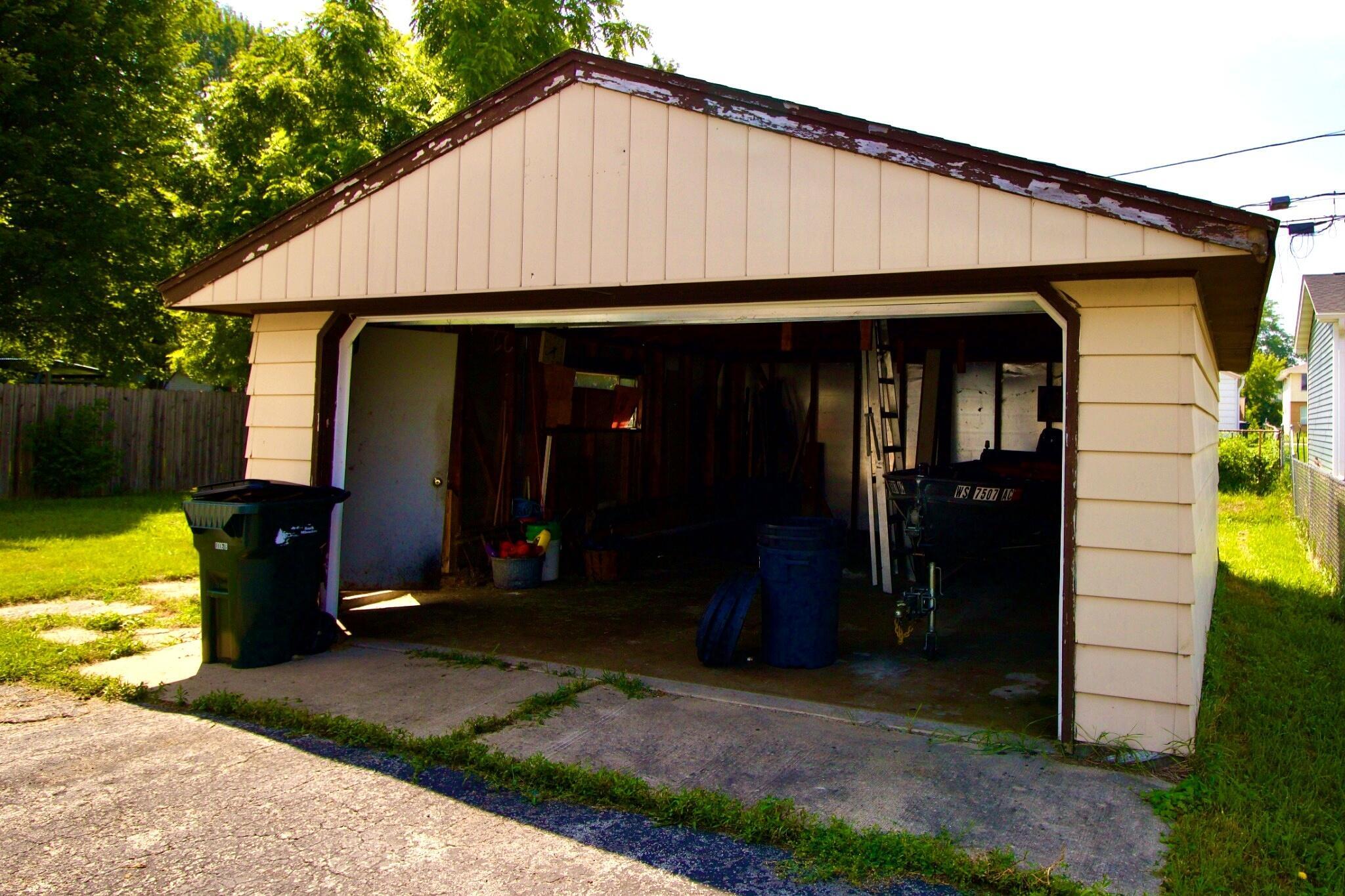 Property Photo: 633 Columbia Ave WI 53172