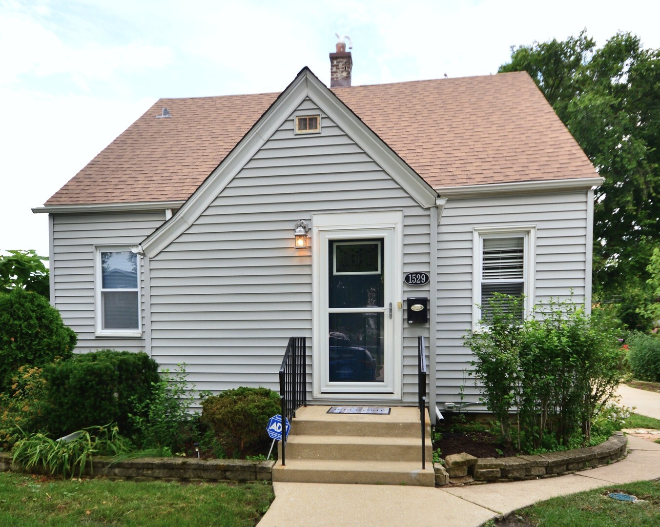 Property Photo: 1529 N 33rd Avenue IL 60160