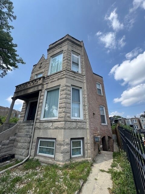 Property Photo: 4218 W Van Buren Street 2 IL 60624