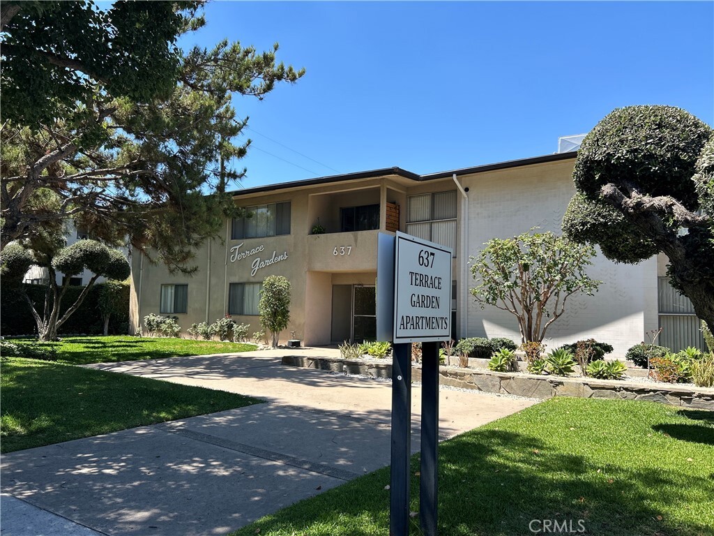 Property Photo: 637 Fairview 17 CA 91007